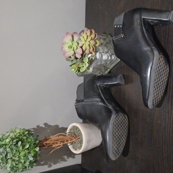 High Heeled Booties - Picture 3 of 4